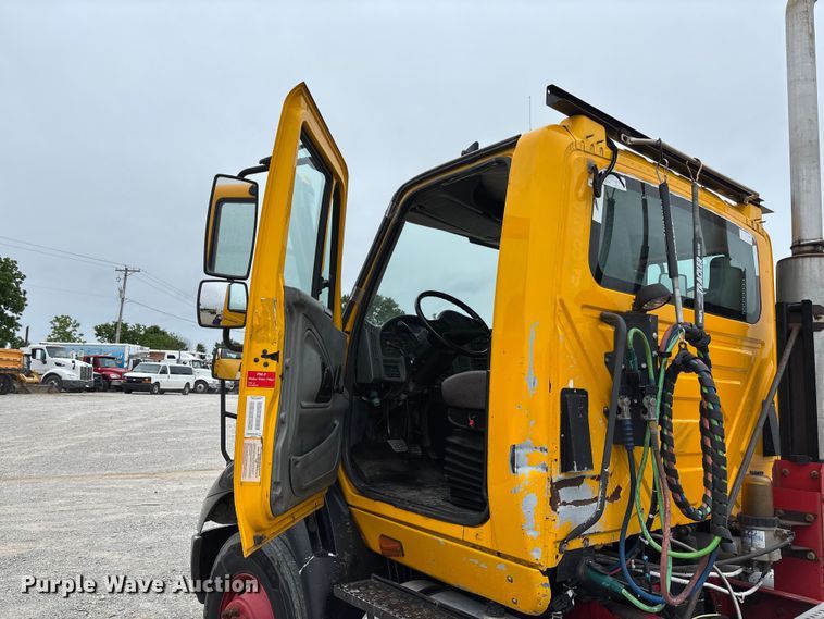 image for item FC5809 2007 International 8600 semi truck