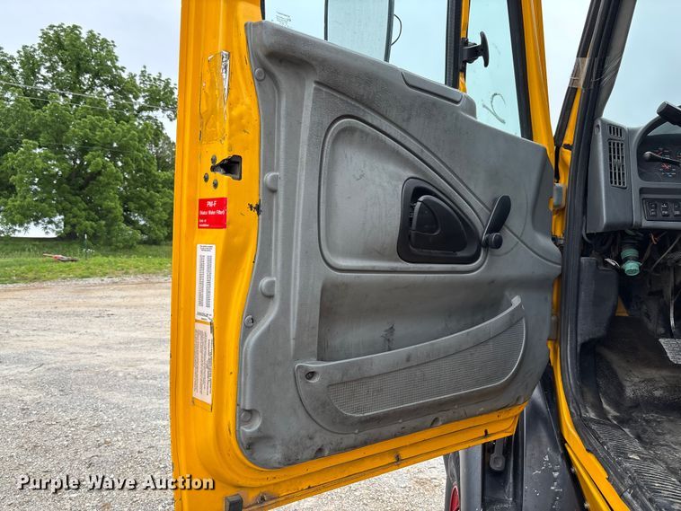 image for item FC5809 2007 International 8600 semi truck