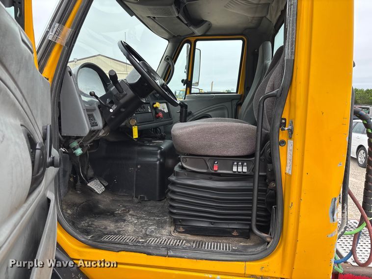 image for item FC5809 2007 International 8600 semi truck