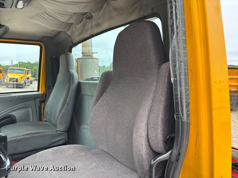 image for item FC5809 2007 International 8600 semi truck