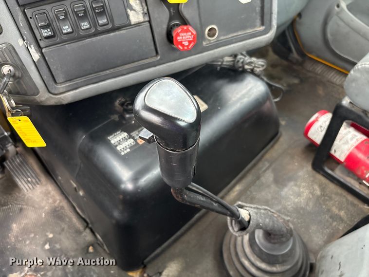 image for item FC5809 2007 International 8600 semi truck