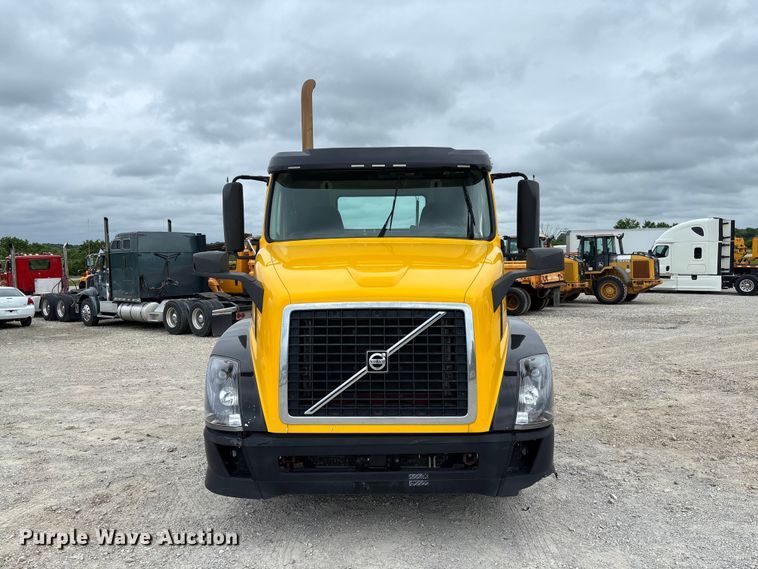 image for item FC5811 2016 Volvo VNL semi truck