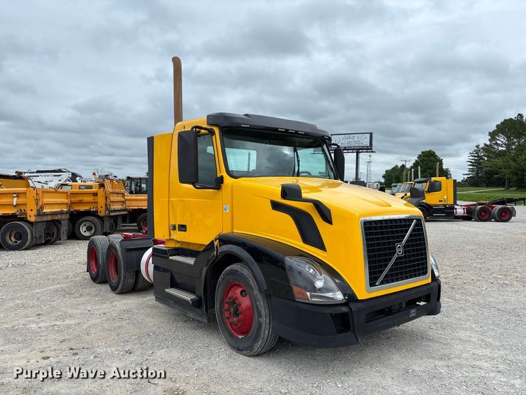 image for item FC5811 2016 Volvo VNL semi truck