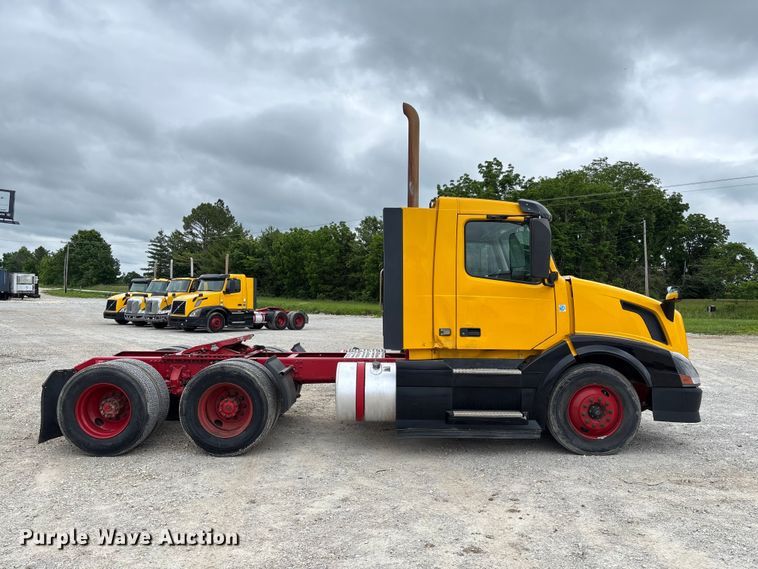 image for item FC5811 2016 Volvo VNL semi truck