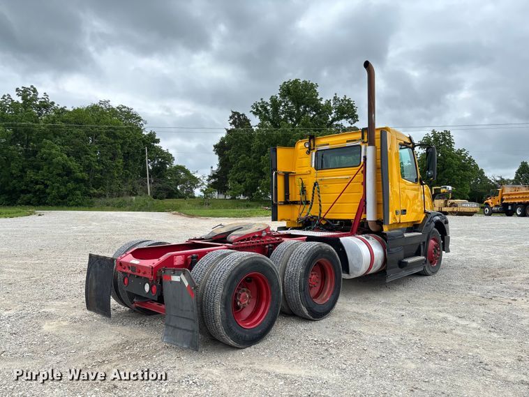 image for item FC5811 2016 Volvo VNL semi truck