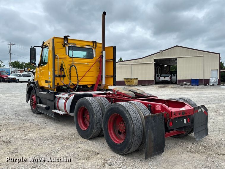 image for item FC5811 2016 Volvo VNL semi truck