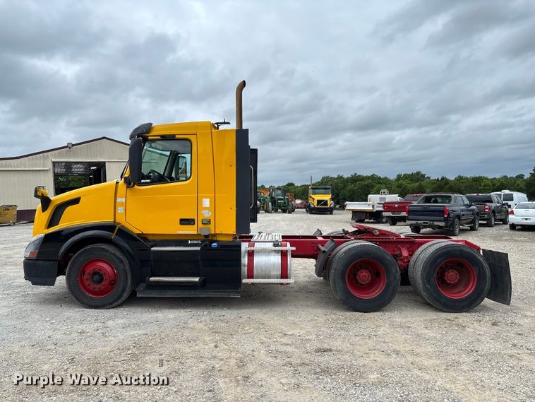 image for item FC5811 2016 Volvo VNL semi truck