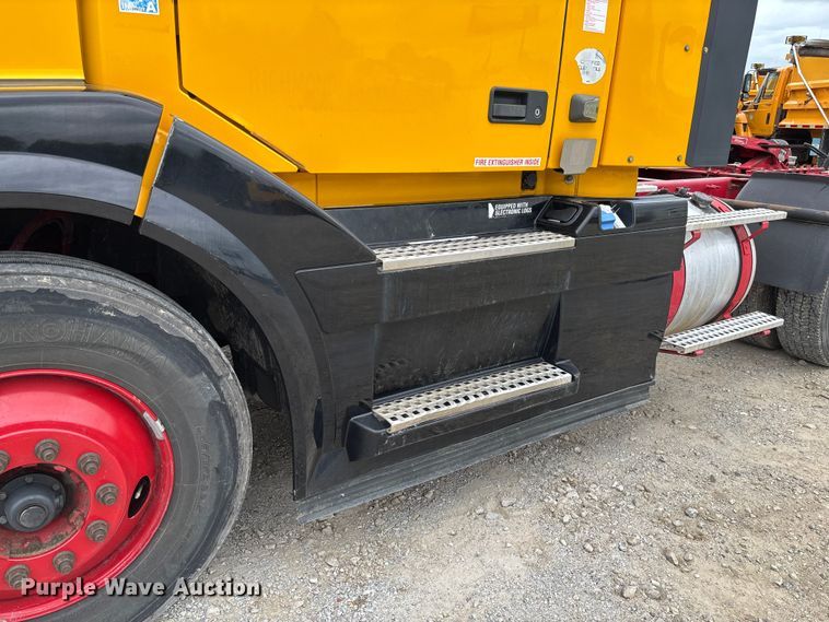 image for item FC5811 2016 Volvo VNL semi truck