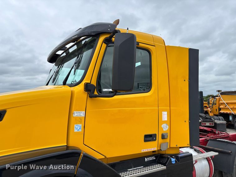 image for item FC5811 2016 Volvo VNL semi truck