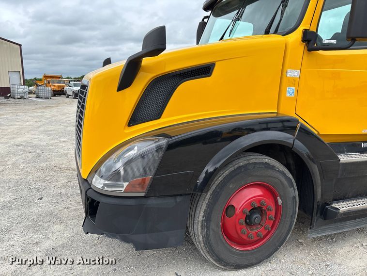 image for item FC5811 2016 Volvo VNL semi truck
