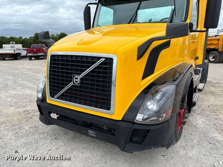 image for item FC5811 2016 Volvo VNL semi truck