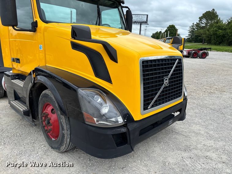 image for item FC5811 2016 Volvo VNL semi truck