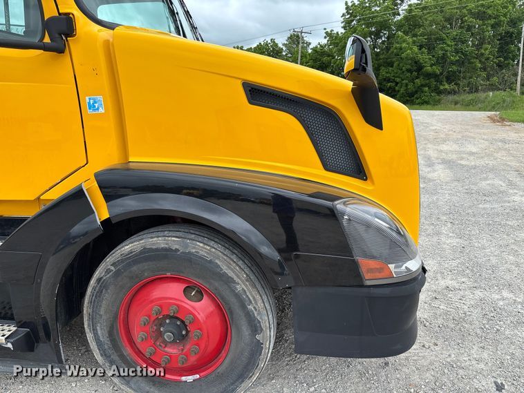 image for item FC5811 2016 Volvo VNL semi truck