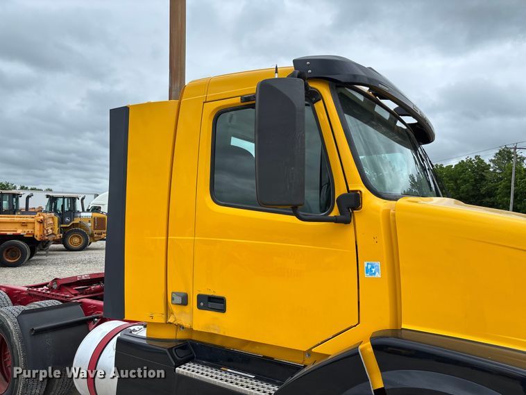 image for item FC5811 2016 Volvo VNL semi truck