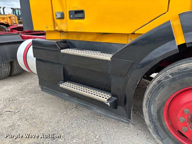 image for item FC5811 2016 Volvo VNL semi truck