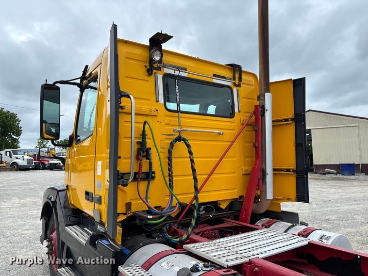 image for item FC5811 2016 Volvo VNL semi truck