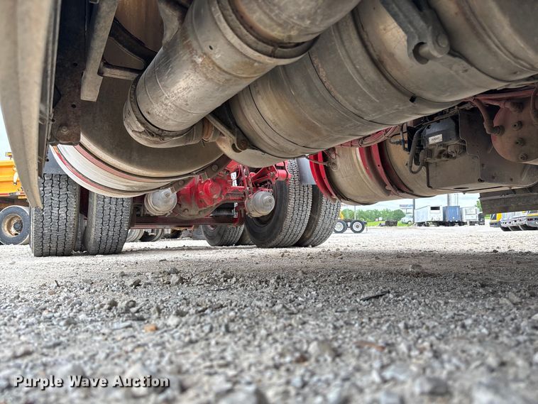 image for item FC5811 2016 Volvo VNL semi truck