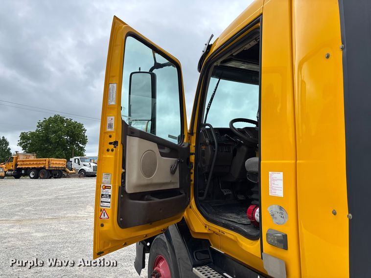 image for item FC5811 2016 Volvo VNL semi truck