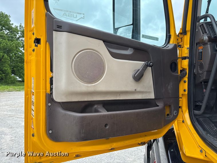 image for item FC5811 2016 Volvo VNL semi truck