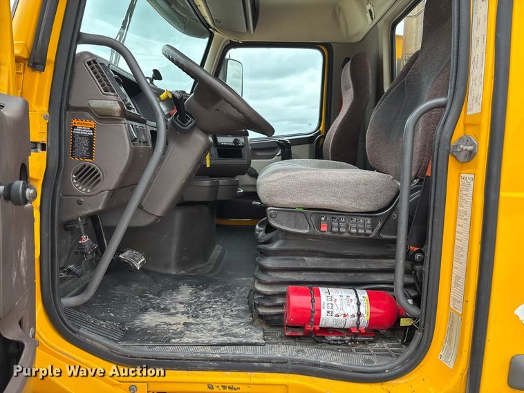 image for item FC5811 2016 Volvo VNL semi truck