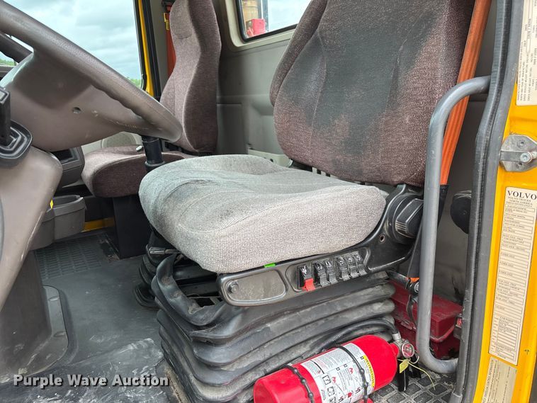 image for item FC5811 2016 Volvo VNL semi truck