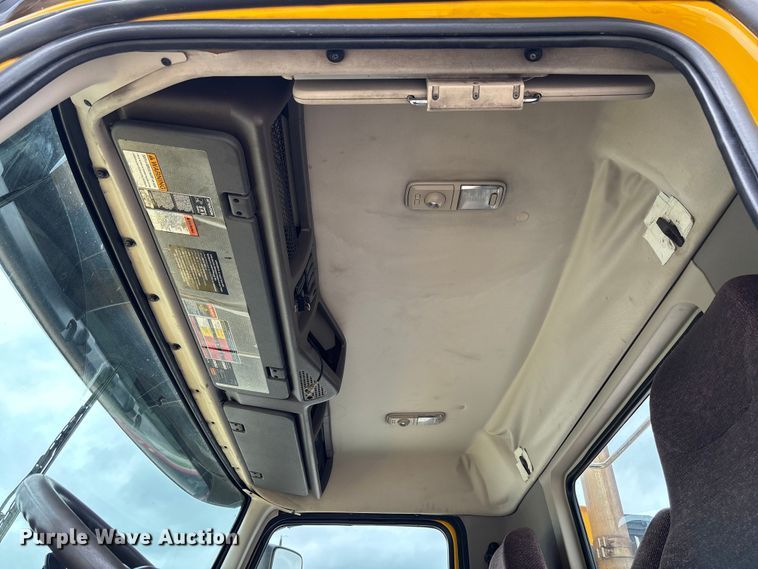 image for item FC5811 2016 Volvo VNL semi truck