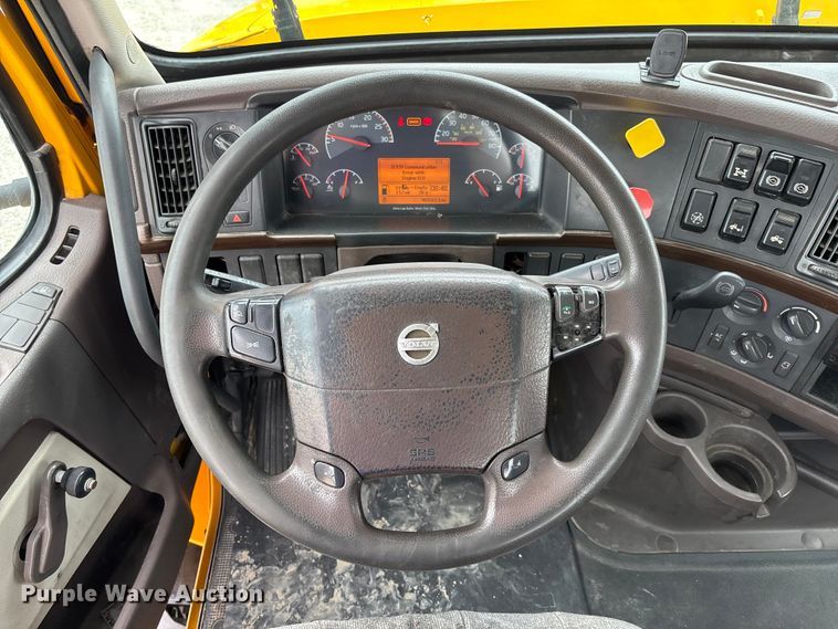 image for item FC5811 2016 Volvo VNL semi truck