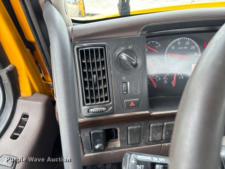 image for item FC5811 2016 Volvo VNL semi truck