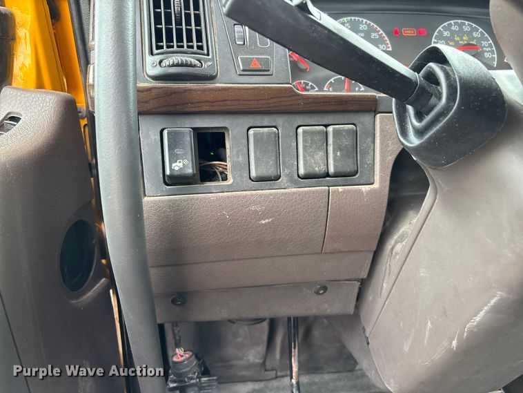 image for item FC5811 2016 Volvo VNL semi truck