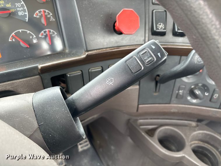 image for item FC5811 2016 Volvo VNL semi truck