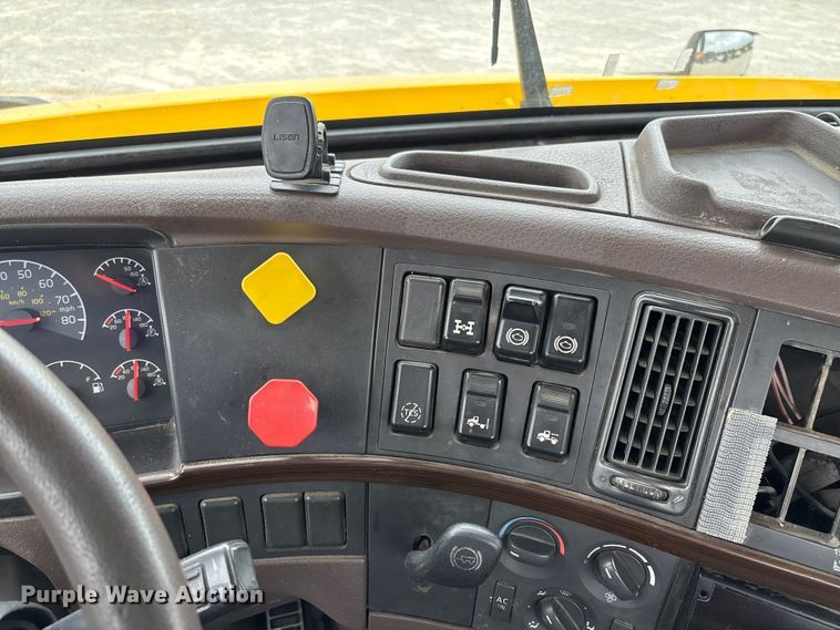 image for item FC5811 2016 Volvo VNL semi truck