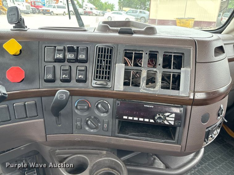 image for item FC5811 2016 Volvo VNL semi truck