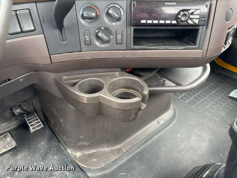 image for item FC5811 2016 Volvo VNL semi truck