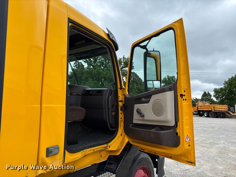 image for item FC5811 2016 Volvo VNL semi truck
