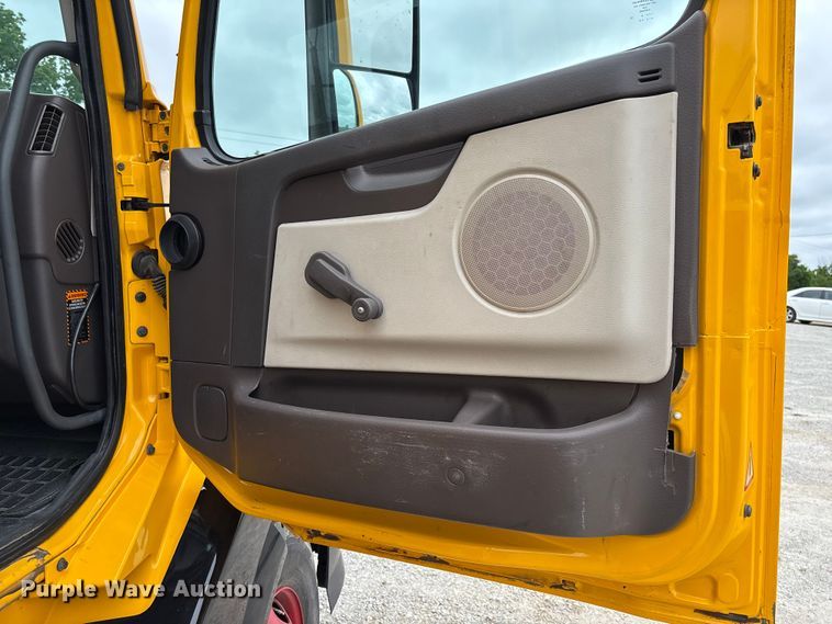 image for item FC5811 2016 Volvo VNL semi truck