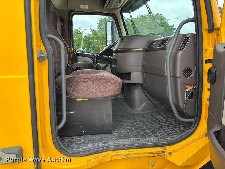 image for item FC5811 2016 Volvo VNL semi truck