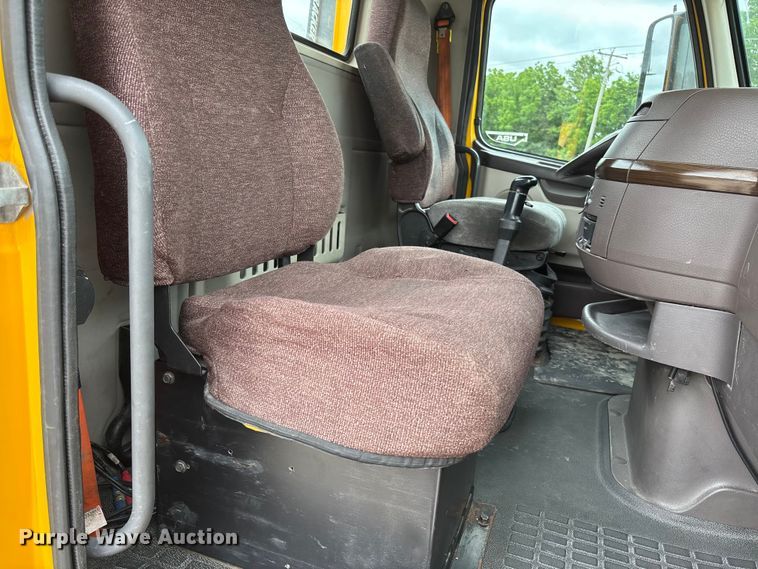 image for item FC5811 2016 Volvo VNL semi truck