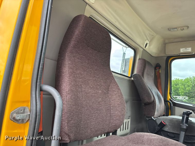 image for item FC5811 2016 Volvo VNL semi truck