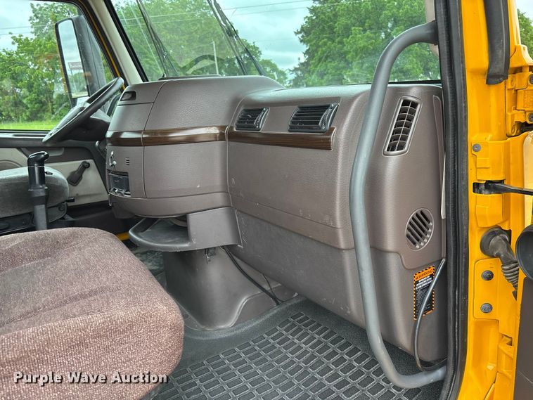image for item FC5811 2016 Volvo VNL semi truck