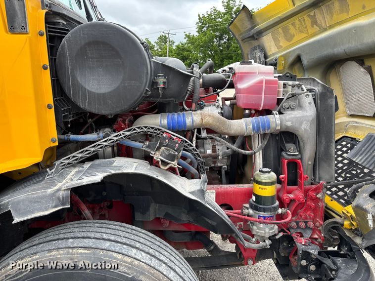 image for item FC5811 2016 Volvo VNL semi truck