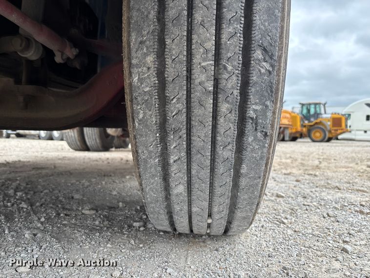 image for item FC5811 2016 Volvo VNL semi truck