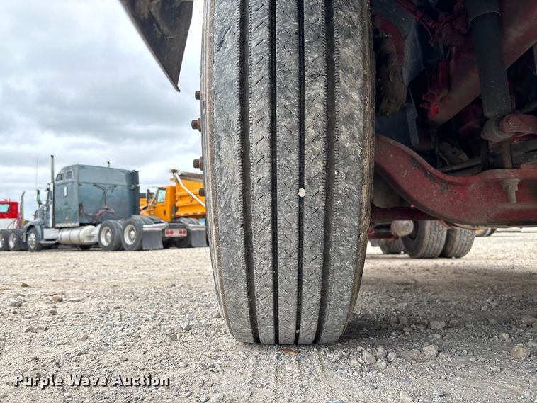 image for item FC5811 2016 Volvo VNL semi truck