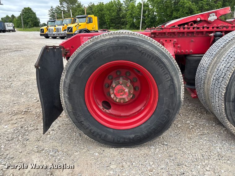 image for item FC5811 2016 Volvo VNL semi truck