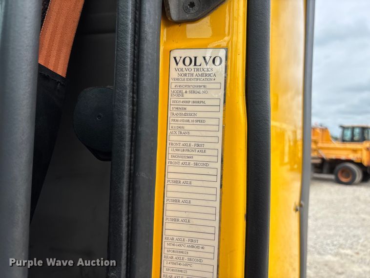 image for item FC5811 2016 Volvo VNL semi truck