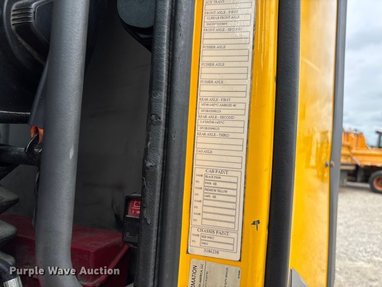 image for item FC5811 2016 Volvo VNL semi truck