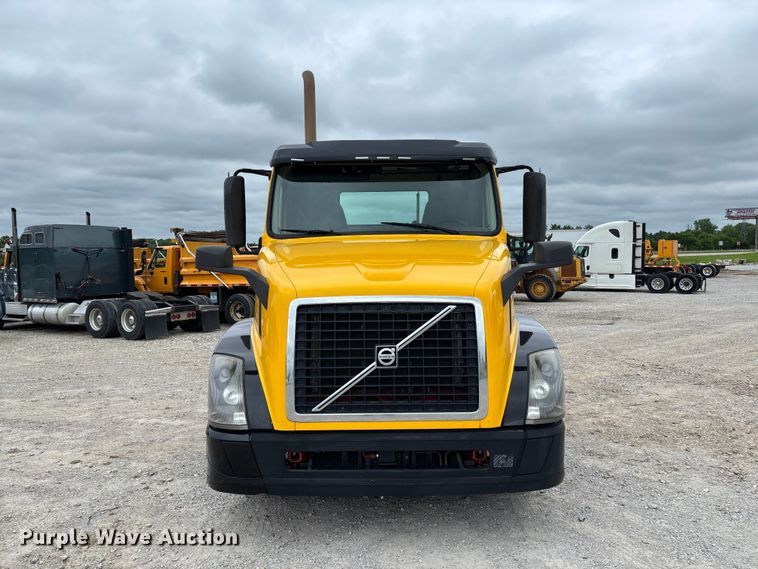 image for item FC5812 2016 Volvo VNL semi truck
