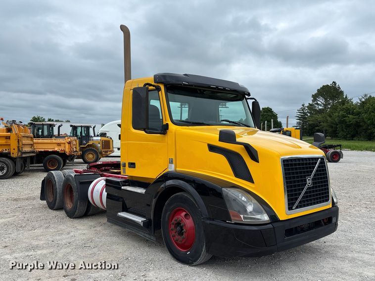 image for item FC5812 2016 Volvo VNL semi truck
