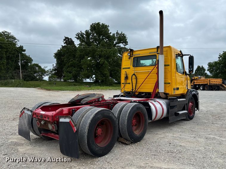 image for item FC5812 2016 Volvo VNL semi truck