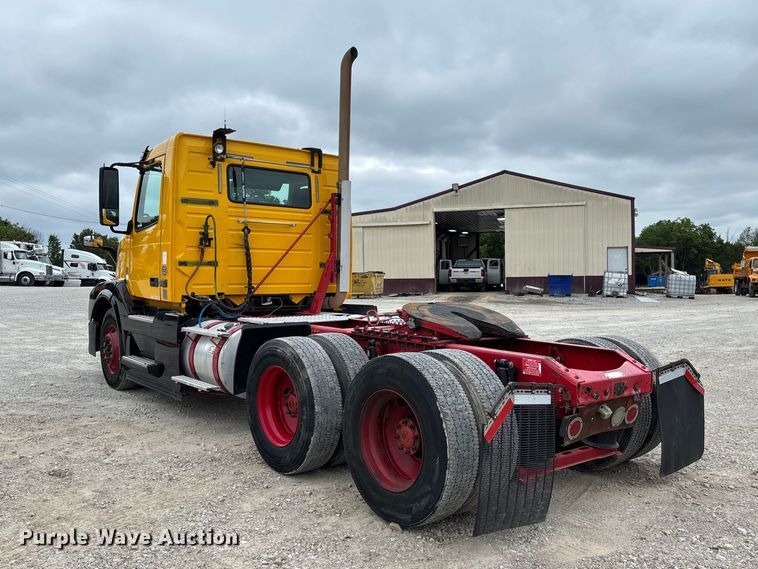 image for item FC5812 2016 Volvo VNL semi truck