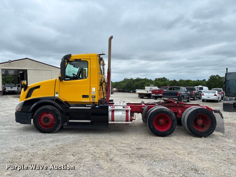 image for item FC5812 2016 Volvo VNL semi truck